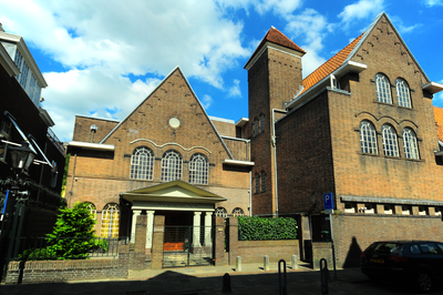 903225 Gezicht op het gebouw van de Stichting Zending en Opwekking ( Het Broodhuis , voormalige synagoge van de ...